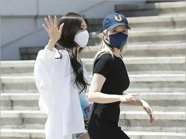 SNSD (Girls' Generation) TIFFANY & Sunny, to the broadcasting station for theappearance in KBS COOL