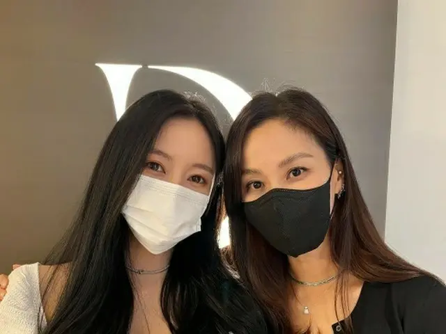 HYOMIN (T-ARA), released a photo with actress Go So Young. ”Big sister,congratulations on the launch