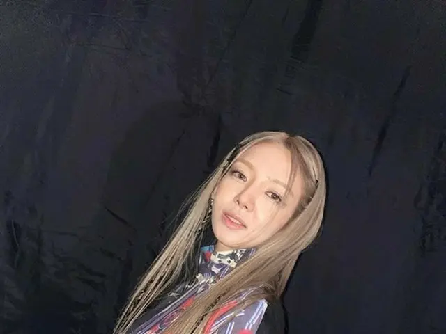 Hyoyeon (Girls 'Generation), thể hiện gu thời trang độc đáo. Tiền bối BoA cũng n