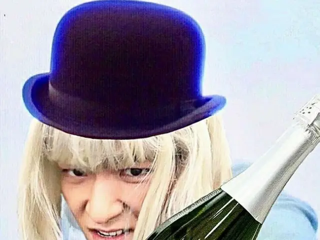 TOP (BIGBANG), released a photo which is a reminiscent of Willy Wonka played byactor Johnny Depp in