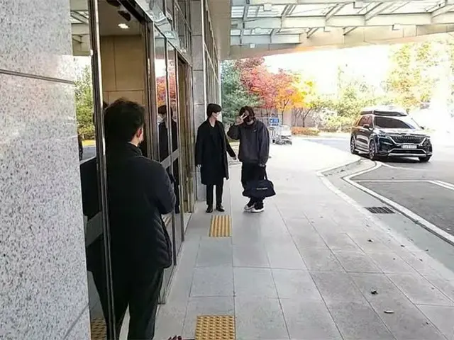 JUNG KOOK, đã đến sân bay Gimpo. . ● Kí hiệu chữ V sau khi khoe dáng chụp ảnh.