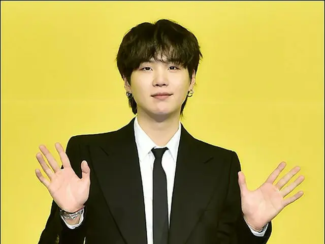 SUGA (BTS) sẽ làm việc tại văn phòng công với tư cách là một nhân viên phục vụ x