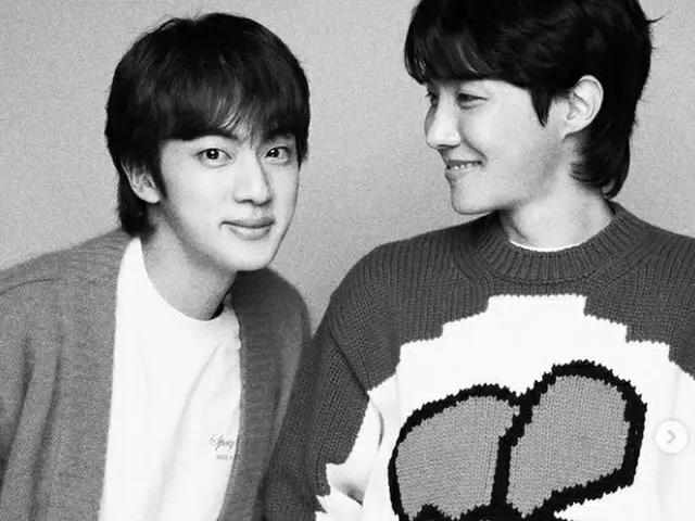 Tung hai tấm hình với J-HOPE và JIN... cũng là status của bữa tối cuối cùng. . ●
