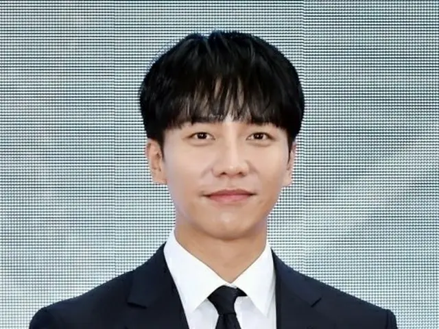 Lee Seung Gi sued CEO Kwon Jin Young and the directors of HOOK entertainment.The allegations that hi