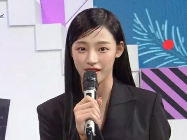 Quần jean mới Minzy xuất hiện trên 'Music Bank' với tư cách là MC đặc biệt. .