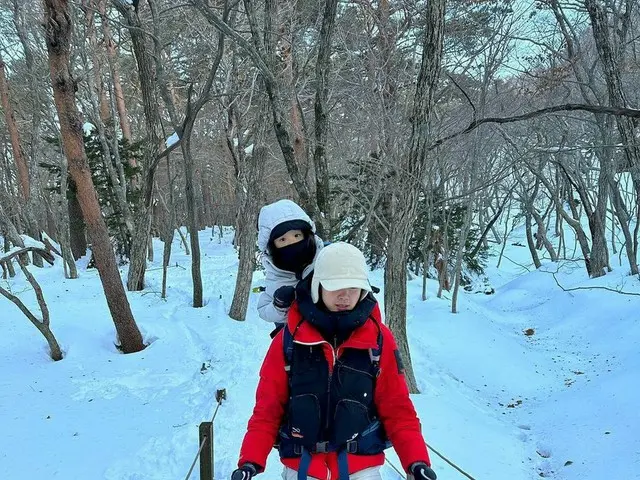 Actress Lee Si Young's mountain climbing carrying her 5-year-old son on her backbecame controversial