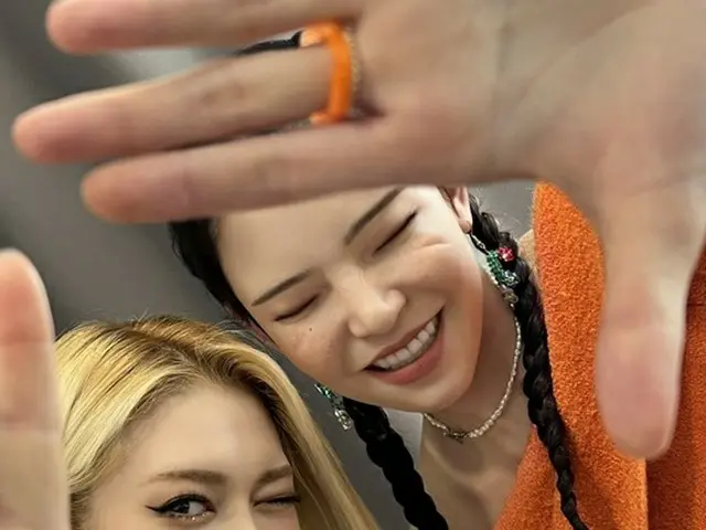 Ca sĩ AleXa tung 2 ảnh chụp cùng "người ảo" ROZY. .