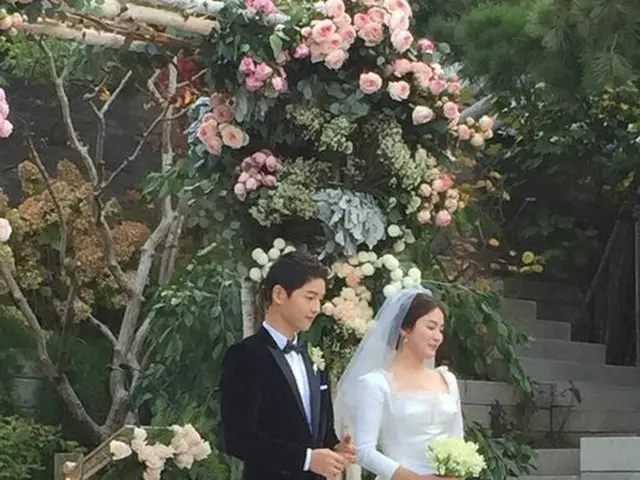 Actor Song Joong Ki - Song Hye Kyo, a wedding with a friendly atmosphere. Tearsof happiness as well.