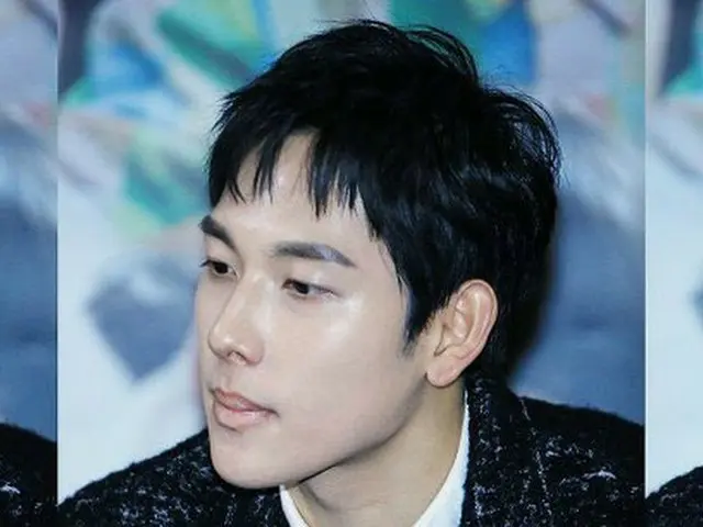 ZE: A former member actor Lim Siwan, ”lip color change myth” is a topic. Put onyour forces and breat