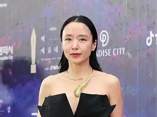 Nữ diễn viên Jeon Do-yeon đã xuất hiện trên thảm đỏ của "Giải thưởng Nghệ thuật 