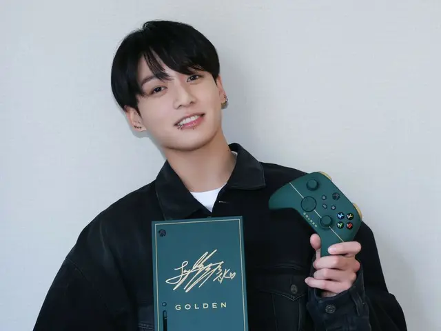 JUNG KOOK releases a photo of him holding an XBOX modeled on the album ”GOLDEN”and becomes a Hot Top