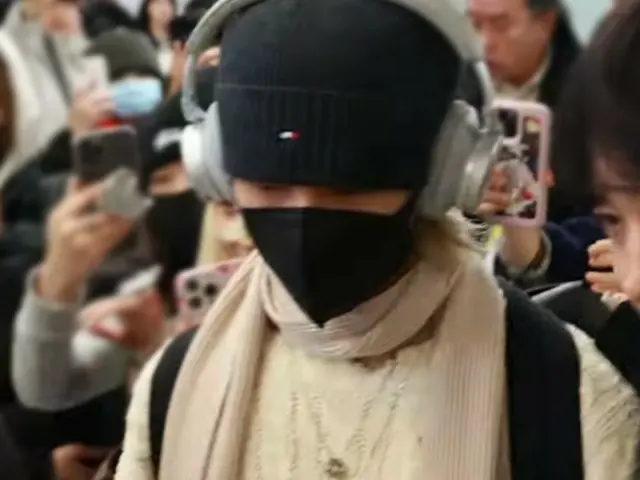 "Stray Kids" Hyunjin đáp chuyến bay nội địa từ đảo Jeju về sân bay Gimpo vào chi