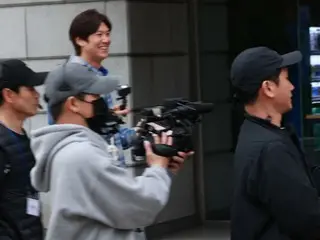 Yeon Jeong-hoon, Kim Jung-min, Moon Se-yoon, Din-din và Na InWoo, những ngườiđang ghi hình cho “1 đêm và 2 ngày”, gặp nhau tại địa điểm làm việc của“MUSICBANK”