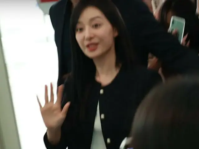 Kim JiWoo-won lên đường đến Đài Loan để thực hiện lịch trình nước ngoài...Rấtnhiều người hâm mộ đổ xô đến với cô ấy!