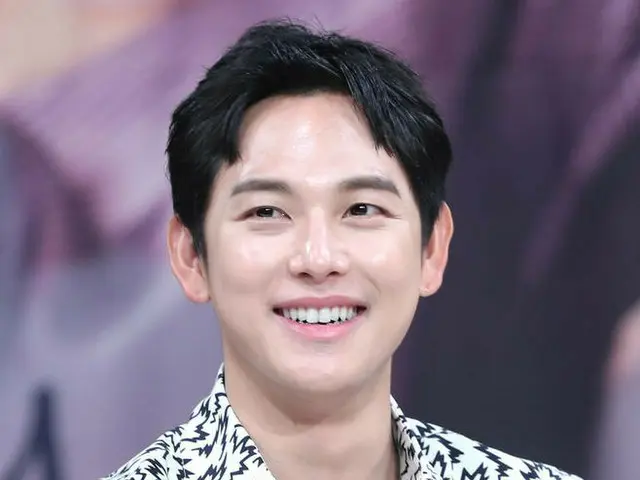 Siwan (ZE: A), injured his ankle during military service. It is said that it isheading for recovery