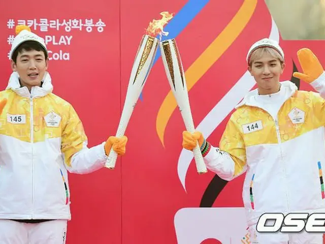 MINO (WINNER), Pyeongchang Winter Olympic Torch Relay. The next runner is actorChoung Kyung Ho.