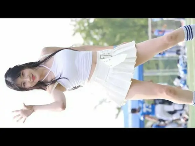 ** Instagram của 4X4 CREW ** Kênh YouTube của 4X4 CREW ** Instagram của Suyeon t