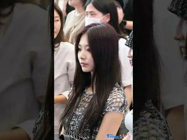 2507125 TWICE_ _ Ảnh chụp tại sân bay khởi hành chuyến lưu diễn vòng quanh thế g