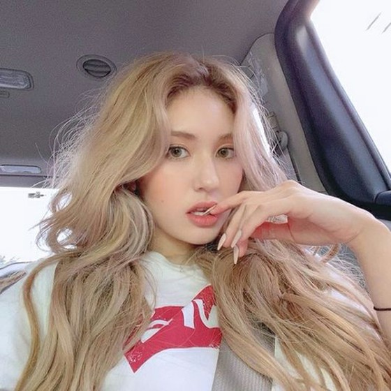 Ca sĩ Somi với mái tóc vàng gợn sóng, "búp bê Barbie sống"