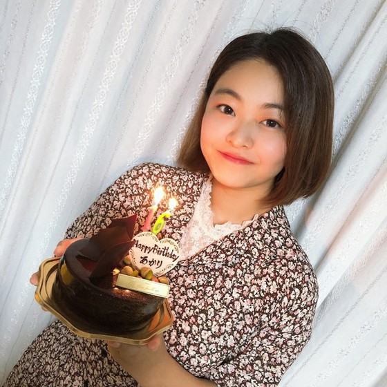 Akari, cựu thành viên của "Nizi Project", kỷ niệm sinh nhật lần thứ 16 vào hôm nay (9/3), và cô ấy mỉm cười, "Tôi muốn luôn mong đợi và vui vẻ"