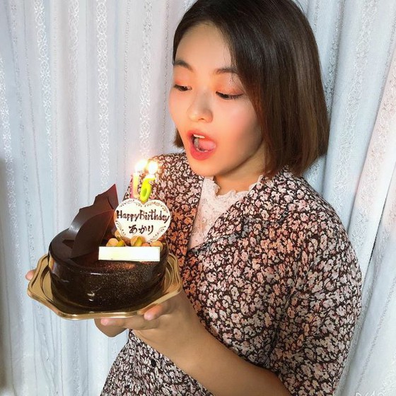 Akari, cựu thành viên của "Nizi Project", kỷ niệm sinh nhật lần thứ 16 vào hôm nay (9/3), và cô ấy mỉm cười, "Tôi muốn luôn mong đợi và vui vẻ"