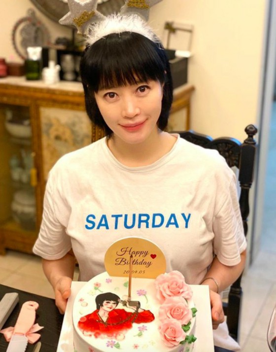 Nữ diễn viên Kim Hye Soo, bánh sinh nhật lần thứ 50 "Gương mặt trẻ thơ đẹp nhất từ trước đến nay"