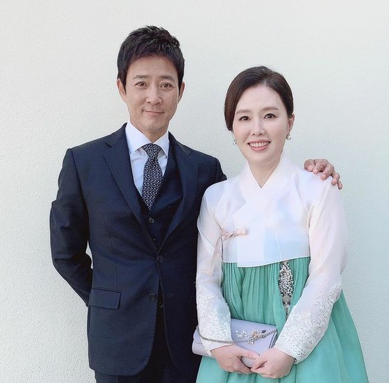 Nam diễn viên Choi Suzy và vợ, nữ diễn viên Ha Hira, tham gia đám cưới của cháu trai mặc trang phục Hàn Quốc ...