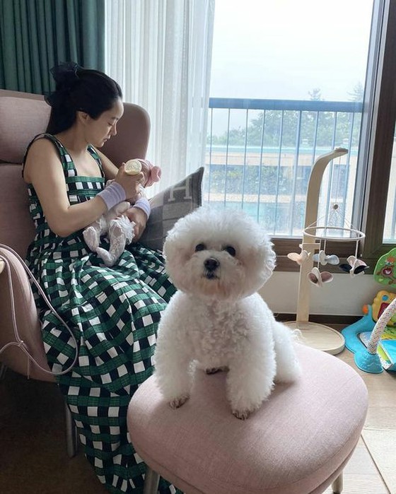 Nó có phải do con dâu của nữ diễn viên Kim Su Mi, chồng của Seo HyoRim, Jung Myung-ho? … “Mẹ cho con gái uống sữa”
