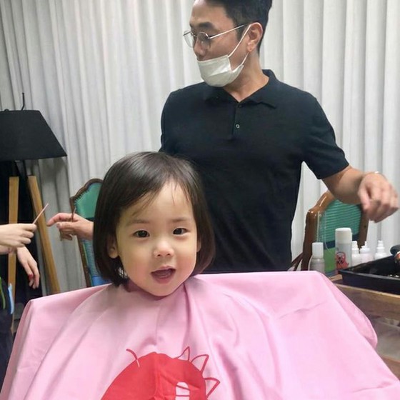 YUJIN (SES) tiết lộ con gái thứ hai của cô, Lorin, đã cắt tóc như thế nào ... Đối với phần hoàn thiện của con gái lớn, Rohi, và hai mái tóc của cô ấy.