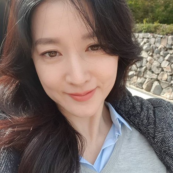 Nữ diễn viên Lee Youg Ae đã 50 tuổi nhưng làn da ẩm mượt không nếp nhăn ... Như thường lệ, nữ diễn viên như được dưỡng khí