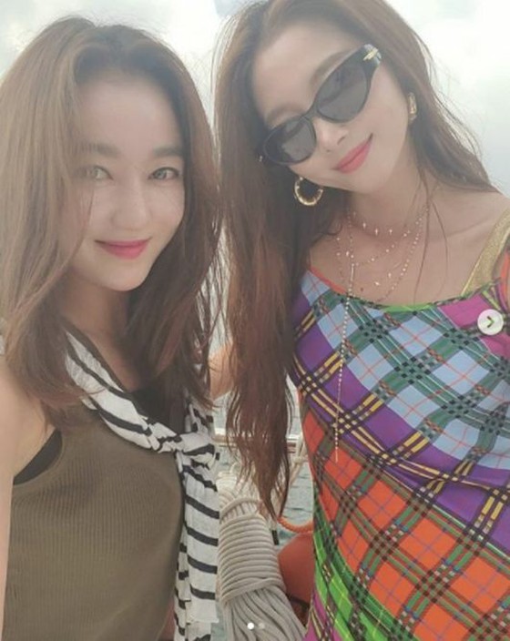Đi nghỉ ở bể bơi cùng nữ diễn viên Lee Seo Yeon, bạn thân Oh Yuna, Han Ji Hye ... duyên dáng uống rượu