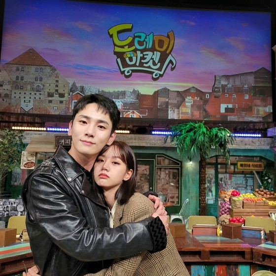 [Chủ đề] Key (SHINee) và HYERI (Girl's Day) tung ra hai bức ảnh