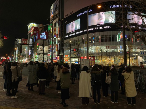 Tin nhắn từ người hâm mộ Nhật Bản gửi đến "BTS" V nhân lễ sinh nhật = tầm nhìn đường phố rộng lớn trên khắp thế giới