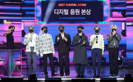 BTS Jung Kook chiến thắng "Lễ trao giải Đĩa vàng" cho màn biến hình tóc vàng