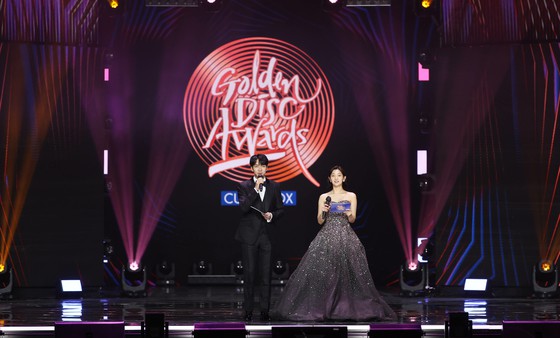 BTS Jung Kook chiến thắng "Lễ trao giải Đĩa vàng" cho màn biến hình tóc vàng
