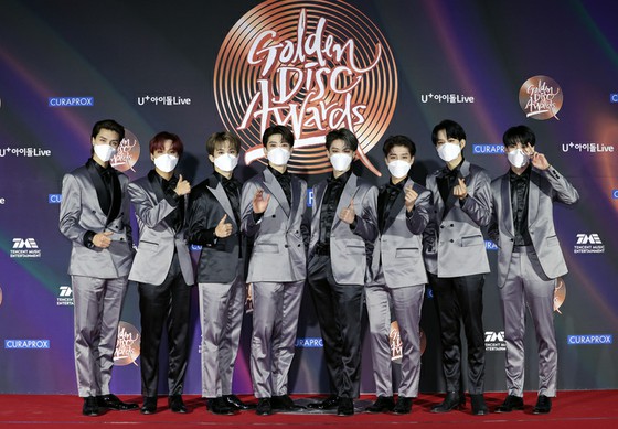 Thời trang ngày thứ 2 của BTS, "Golden Disc" là Chủ đề nóng