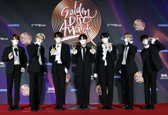 Thời trang ngày thứ 2 của BTS, "Golden Disc" là Chủ đề nóng