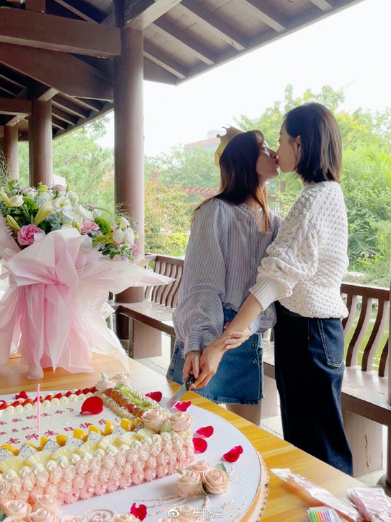 Victoria (f (x)), bức ảnh hôn với nữ diễn viên Trung Quốc gây chấn động người dùng mạng Hàn Quốc