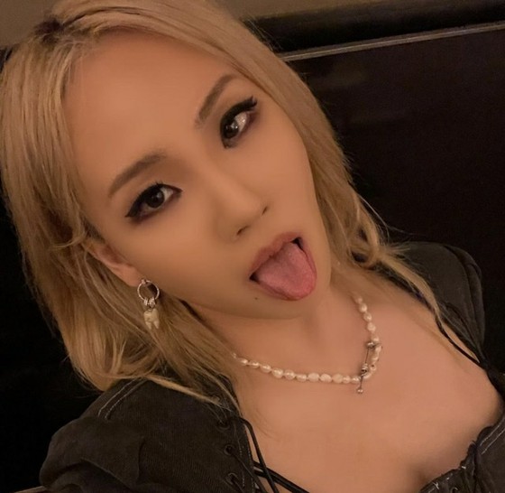 Ca sĩ CL diện váy nội y "chưa từng có tiền lệ" ... "MET GALA" bị lật tẩy