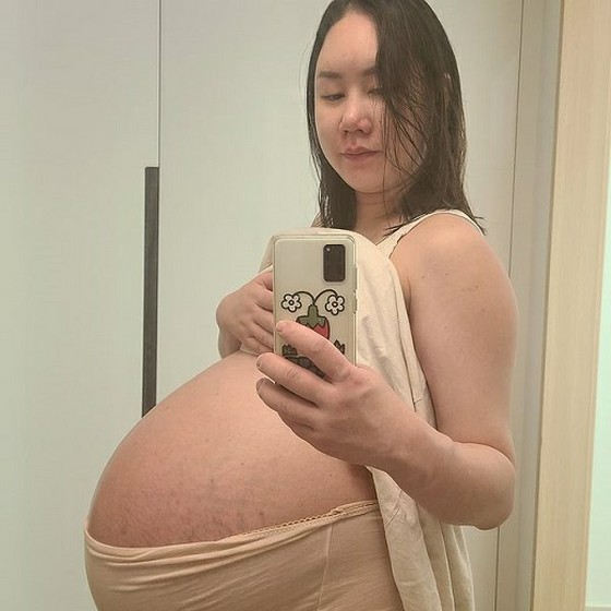 Hwang Shin-young, một nghệ sĩ giải trí đang mang thai ba, nói: "Cân nặng 104 kg, thật khó để lên được."