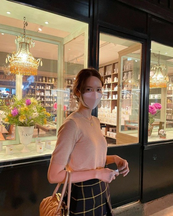 Yoona (SNSD) xinh như nữ thần trên đường phố Paris ... nhan sắc không thể che giấu dù đeo khẩu trang
