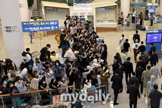 [Ảnh] "BTS" trở về sân bay quốc tế Incheon từ New York sau bài phát biểu tại Đại hội đồng LHQ