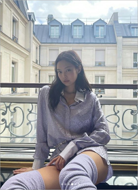 "BLACKPINK" JENNIE, mốt biến mất đồ lót táo bạo