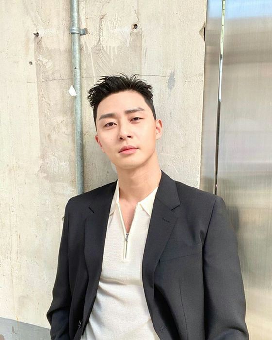 Diễn viên Park Seo Jun đã đến thăm nơi chôn cất của ông ngoại của người mẹ có công. Vào ngày 16, Park Seo Jun đã đăng một tin nhắn trên Instagram với nội dung "Tôi sẽ gặp ông tôi lần đầu tiên sau một thời gian dài. Tôi sẽ trở lại" và một bức ảnh. Park Seo Jun đã để lại một bức ảnh về chuyến viếng thăm ngôi mộ của ông ngoại, được lưu giữ tại Bệnh viện Daejeon Quốc gia ở Hàn Quốc, nằm ở Yusong (Yuseong-gu), Daejeon. Bà ngoại của Park Seo Jun là cựu thành viên của chủ quyền quân đội và là một công trạng quốc gia