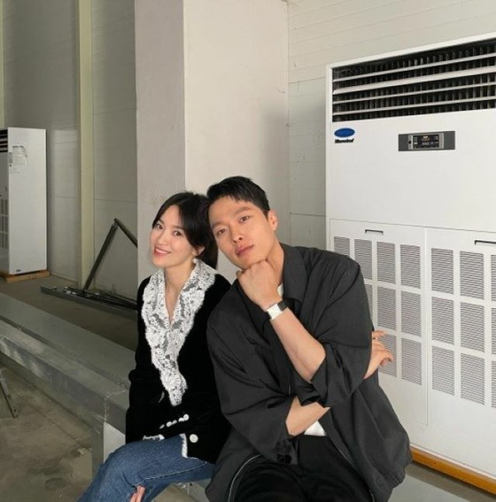 Song Hye Kyo & Jang Ki Yong, người đóng chung trong bộ phim truyền hình nổi tiếng "Now, We Are Breaking Up", hai cảnh quay với cái đầu và nụ cười hiền.