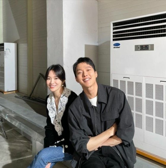 Song Hye Kyo & Jang Ki Yong, người đóng chung trong bộ phim truyền hình nổi tiếng "Now, We Are Breaking Up", hai cảnh quay với cái đầu và nụ cười hiền.