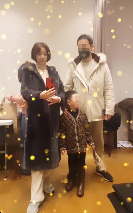 Nữ diễn viên Hwang Jung Eum lại chụp ảnh gia đình cùng chồng và con trai ...