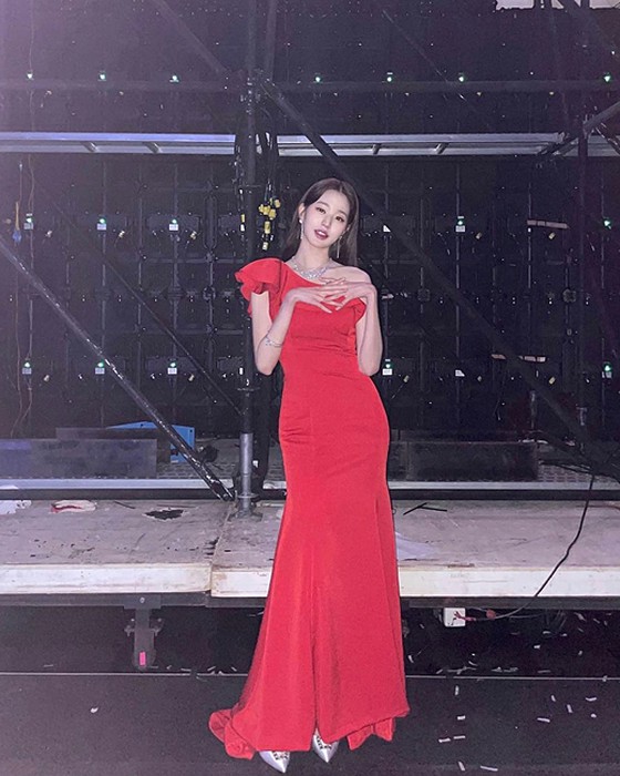 Jang Won Young (IVE), "Chân quá dài có vấn đề" là một nỗi đau? Ảnh SNS cũng không thực tế