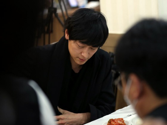 Gang Dong Won, "Người mẹ trong phim" "Những suy nghĩ buồn bã" của Bà Bae Eun-Sim