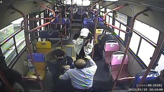 Hồi sinh tim phổi 15 giây sau khi hành khách gục xuống ... Tài xế xe buýt / hành khách cứu = Hàn Quốc